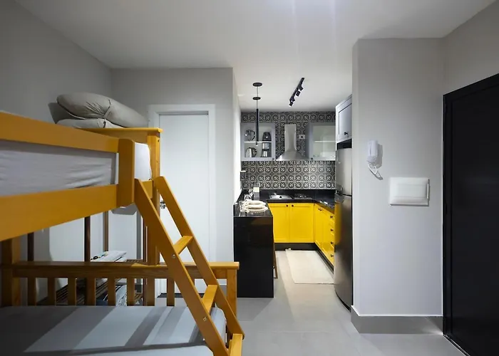 113-Studio Amplo e completo com ar condicionado prox UEL